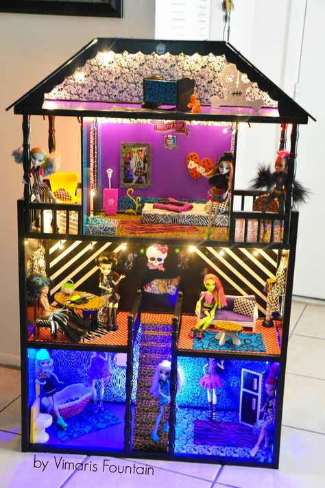 Monster High House Monster High Doll House, Doll Houses For Sale, Monster High Dollhouse, Monster High House, House Australia, Diy Monsters, Haunted Dollhouse, Monster House, Doll House Crafts