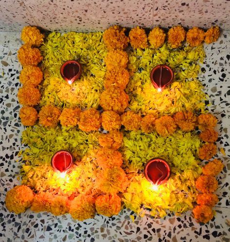 Flower Rangilo Design, Gruhpravesh Decoration, Janmashtami Decoration Ideas Home Simple, Rangoli Of Flowers, Deepavali Decorations, ब्लाउज बैक नेक डिजाइन, Simple Flower Rangoli, Flower Petal Art, Easy Rangoli Designs Videos