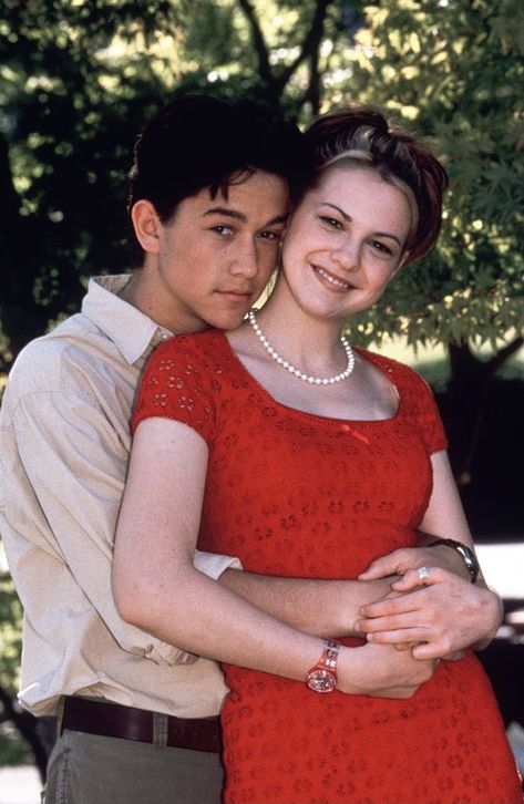 Bianca Stratford / Larisa Oleynik opposite Cameron James / Joseph Gordon-Levitt fashion outfit relationship He Learned French For Her, Larisa Oleynik, Bianca Stratford, Cameron James, Family Secrets, 10 Things I Hate About You, Joseph Gordon, Joseph Gordon Levitt, I Love Cinema