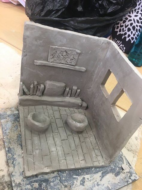 Ceramic Diorama Ideas, High School Clay Projects Ceramic Art, Clay Project Ideas High School, Art Ideas High School, Middle School Painting Lessons, High School Clay Art Projects, School Art Projects Highschool, Art Club Projects Middle School, Middle School Ceramics Projects