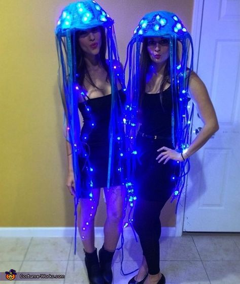 Jellyfish Costumes, Halloween Jellyfish, Jellyfish Halloween Costume, Jellyfish Halloween, Under The Sea Costumes, Sea Creature Costume, Sea Costume, Diy Jellyfish, Jellyfish Costume