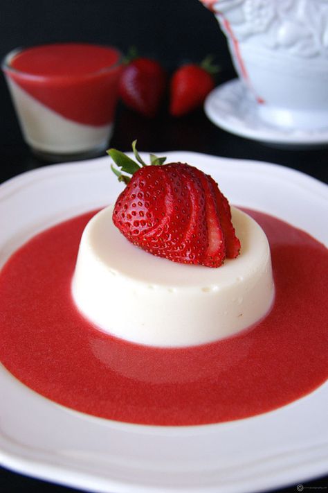 Vanilla Panna Cotta with Strawberry Sauce (Without Gelatin) Lychee Recipes, Glace Fruit, Strawberry Panna Cotta, Vanilla Panna Cotta, Vanilla Mousse, Panna Cotta Recipe, Italian Recipes Dessert, Italian Dessert, Strawberry Sauce