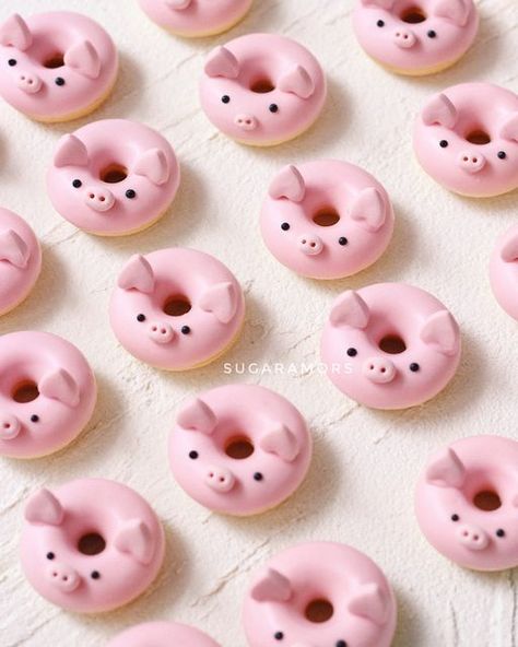 Mini Donut Design Ideas, Mini Donut Design, Pig Macarons, Donut Designs Ideas, Mini Doughnut Ideas, Mini Donuts Decoration, Pig Donut, Mini Donuts Ideas, Starbucks Strawberry Frappuccino