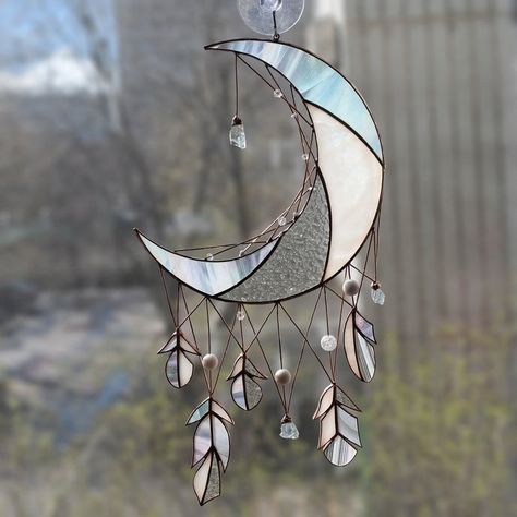 Moon Glass Painting, Unique Stained Glass Ideas, Witchy Suncatcher, Art Quilling, Creation Art, Stained Glass Decor, Cd Art, Stained Glass Suncatchers, Glass Diy