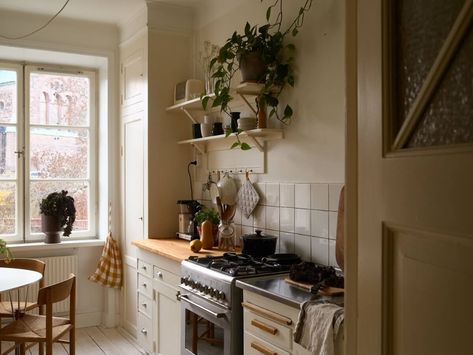 Modern Vintage Small Apartment, Swedish Apartment Decor, Parisian Apartment Aesthetic Kitchen, Small Parisian Apartment Kitchen, Vintage Kitchen Apartment, Retro Apartment Decor Vintage, Small Kitchen Vintage, Small Italian Apartment, Small Parisian Kitchen