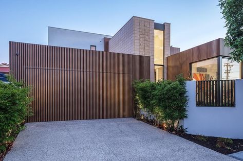 How to Use Aluminium Cladding on Garage Doors from DECO Australia House Exterior Cladding, Timber Garage Door, Timber Garage, Modern Garage Doors, Aluminium Cladding, House Cladding, Garage Door Design, Modern Garage, Roller Doors