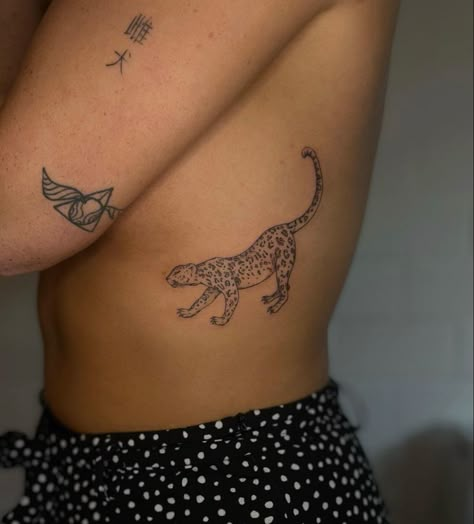 Cheetah Rib Tattoo, Leopard Rib Tattoo, Lepord Tattos, Leapord Tattoo Women, Cheetah Back Tattoo, Leapord Tattoo Ideas, Cheetah Tattoo For Women, Tattoo Leopard, Cheetah Tattoo