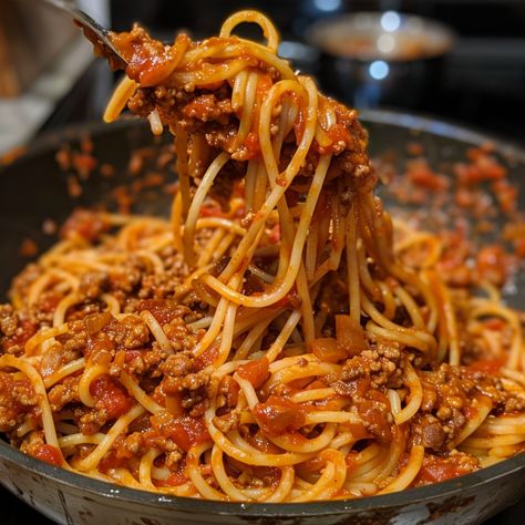 There’s something so comforting about a plate of homemade spaghetti. It’s a dish that brings families together and creates lasting memories around the dinner table. This classic spaghetti recipe features Spaghetti Aesthetic, Spaghetti Photo, Spaghetti Plate, Spaghetti Sauces, Christmas Spaghetti, Spaghetti Bowl, Bowl Of Spaghetti, Spaghetti With Ground Beef, Spaghetti Meat Sauce