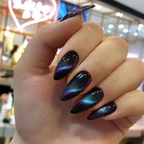 The hottest trend right now: cat eye nails including the classic cat eye nails design and interesting cat eye nail ideas Black Chrome Nails, Nail Fashion Trends, Black Gel Nails, Cat Eye Nails Polish, Unghie Sfumate, Magnetic Nail Polish, Holiday Sweets, Eye Nails, Black Nail Art