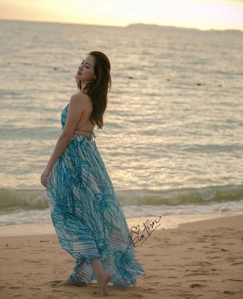 Chiffon Dresses With Sleeves, Beach Dress Photoshoot, Goa Dress, Goa Outfits, Trendy Holiday Outfits, Goa Trip, Beachy Outfit, Beach Photo Inspiration, Senior Photoshoot Poses