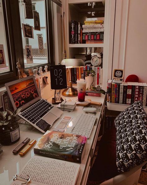 Writers Desk, Desk Aesthetic, Cheap Rooms, Study Desk Decor, Home Studio Setup, Aesthetic Desk, Deco Studio, Desk Inspiration, Bohemian Bedroom Decor