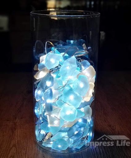 Seaglass String Lights... Decor Ideas with Seaglass. Sea Inspired Man Tumbled Glass for Coastal Decor featured on Completely Coastal. String Lights Decor, Decorative String Lights, Sea Glass Art Projects, Beach Glass Crafts, Lights Decor, Coastal Christmas Decor, Sea Decor, Glass Art Projects, Beach Diy