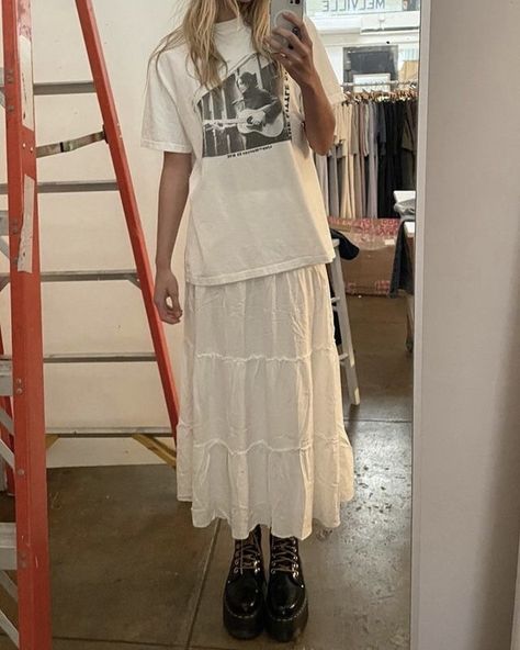 Tiered Skirt Outfit Summer, Tiered Skirt Outfit, Graphic Tshirt Outfit, Downtown Outfits, Maxi Outfits, Cute Skirt Outfits, Maxi Skirt Outfits, Uni Outfits, Clothing Staples