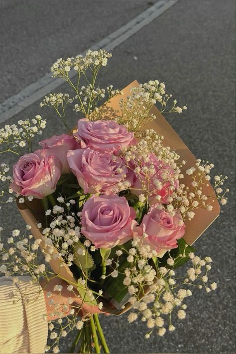 Random Flower Bouquet, Roses Pink Bouquet, Rose And Babysbreath Bouquet, My Flower Aesthetic, Roses And Babysbreath Bouquet, Pink Roses With Baby Breath, Baby's Breath And Rose Bouquet, Pink Roses And Baby Breath Bouquet, Daises Bouquet