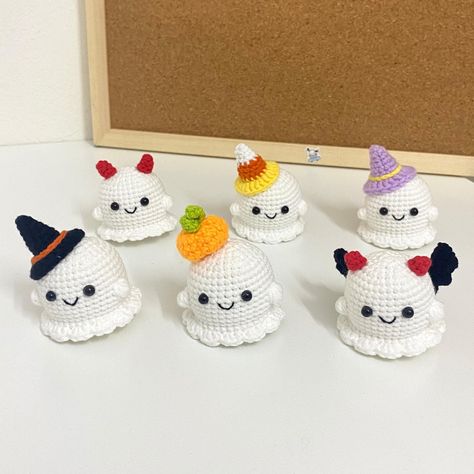 Cute Ghost Crochet, Crochet Desk Decor, Crochet Ghost Keychain Free Pattern, Halloween Amigurumi, Small Crochet Ghost, Small Ghost Crochet Pattern, Crochet Ghost Keychain Pattern, Crochet Tea Cozy, Easy Crochet Animals