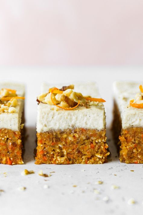 A quick & easy recipe for the BEST No-Bake Healthy Carrot Cake Bars! Packed with healthy ingredients, these bars are the ultimate guilt-free dessert! Carrot Cake Bars Recipe, Carrot Bars, Raw Carrot Cake, Cake Bars Recipe, Healthy Carrot Cake, Carrot Cake Bars, Super Easy Desserts, Healthy Carrot Cakes, Baked Carrots