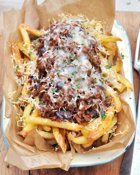 Chilli Cheese Fries, Cheese Fries Recipe, Chili Cheese Fries, Chilli Recipes, Diner Recept, Fries Recipe, Fettuccine Alfredo, Chili Cheese, Cheese Fries