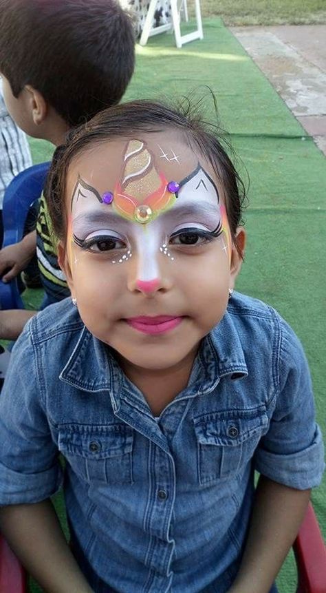 Unicorn Facepainting. Ideen für eine Einhornparty zum Kindergeburtstag: Einhorn-Schminken für Mädchen. #geburtstag #einhorn #unicorn Face Painting Unicorn, Bodysuit Tattoos, Girl Face Painting, Face Painting Easy, Cool Halloween Makeup, Kids Face Paint, Unicorn Makeup, Face Painting Halloween, Unicorn Face