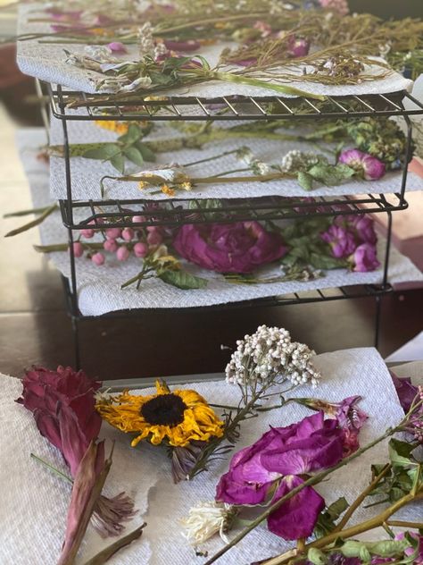 Dried Flowers Memorial Ideas, Pressing Fresh Flowers, Flower Memorial Keepsake, Memorial Flowers Keepsake, Memorial Shadow Box Ideas Mothers, Flower Keepsake Ideas, Memorial Shadow Box Ideas, Save Flowers, Flower Drying