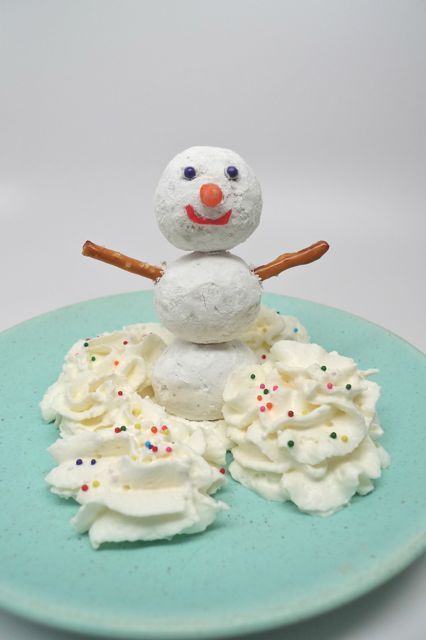 Donut Hole Snowman Sticks, Donut Hole Snowman, Powdered Donut Snowman, Donut Snowmen On A Stick, Snowman Donuts In A Bag, Plain Donut, Snowman Snack, Winter Library, Snowman Recipes