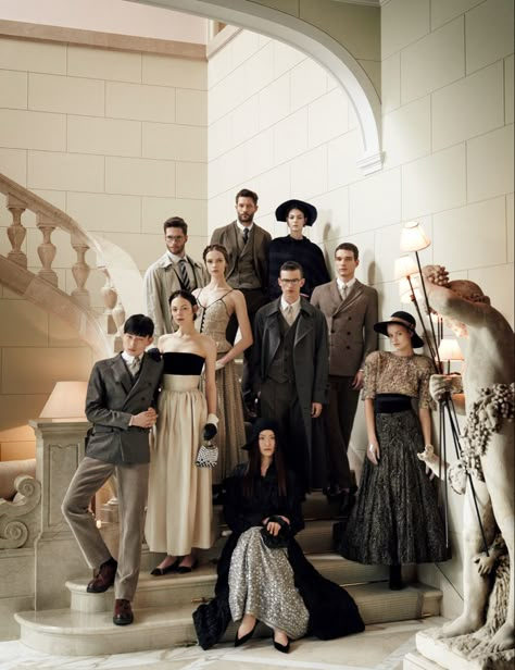 Class Photoshoot, School Photoshoot, Yearbook Photoshoot, People Posing, Group Photo Poses, Group Picture Poses, Natasha Poly, Alfred Stieglitz, Anna Dello Russo