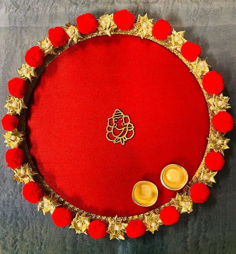 Rakhi Thali Decoration Ideas Handmade, Thali Ideas, Subh Labh, Arti Thali Decoration, Arti Thali, Aarti Thali, Simple Gold Bangle, Puja Thali, Diy Easel