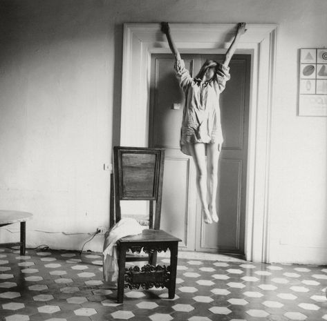 Fotos: Los 'anti selfies' de Francesca Woodman | Babelia | EL PAÍS New Yorker Loft, Francesca Woodman, Diane Arbus, Cindy Sherman, Henri Cartier Bresson, Black And White Photograph, Damien Hirst, Sylvia Plath, Man Ray