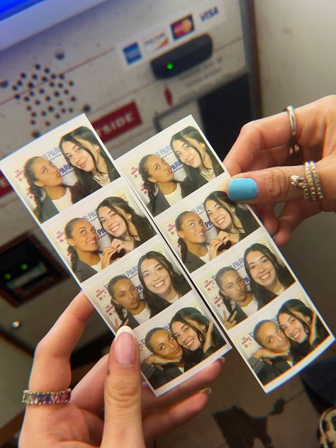 Cute Photo Booth Ideas, Best Friend Activities Aesthetic, Best Friend Photo Booth, Photo Booth Poses Friends, Photo Booth Friends, Photo Booth Aesthetic, Bestie Activities, Retro Photo Booth, Photobooth Poses