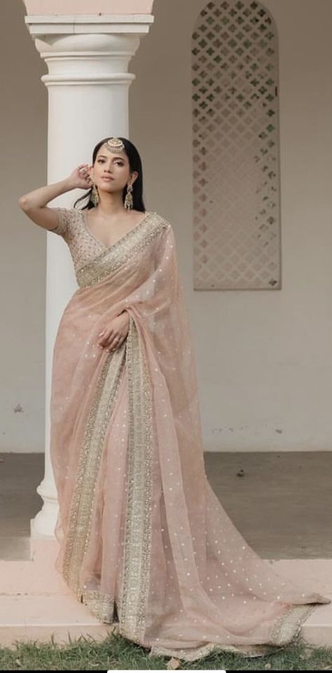 Saree For Reception Bridesmaid, Saree For Best Friends Wedding, Cocktail Saree Indian Weddings, Banarasi Saree Outfit, Pastel Bridal Saree, Wedding Saree For Bridesmaid, Sarees For Mothers, Bridesmaid Saree Look, Elegant Saree For Farewell