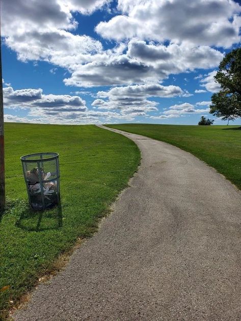 Happy Liminal Space, Places That Feel Strangely Familiar, Strangely Familiar Places, Liminal Aesthetic, Odd Pictures, Dreams Core Aesthetic, Dreamscape Architecture, Eerie Places, Dreamcore Aesthetic