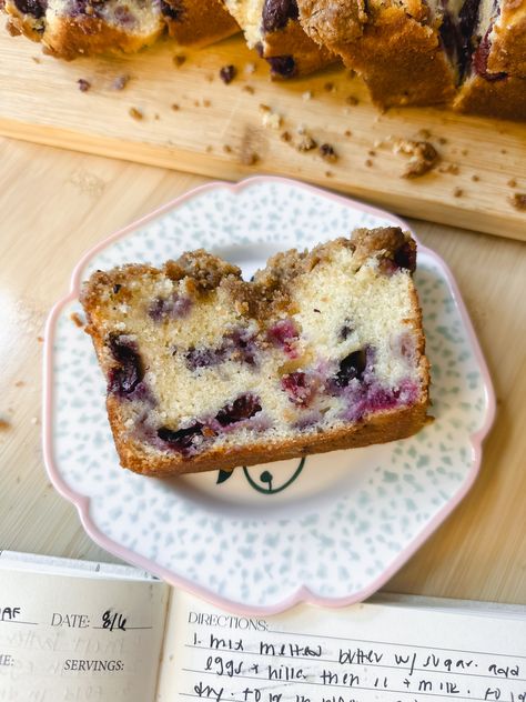 Easy Blueberry Crumble Loaf Recipe - Moist and Sweet | Munchies By Mallory Blueberry Crumble Loaf, Blueberry Muffin Loaf, Meatball Sliders Hawaiian Rolls, Blueberry Crumble Coffee Cake, Easy Meatball Sliders, Strawberry Shortcake Crumble, Hawaiian Rolls Recipe, Shortcake Crumble, Easy Blueberry Crumble