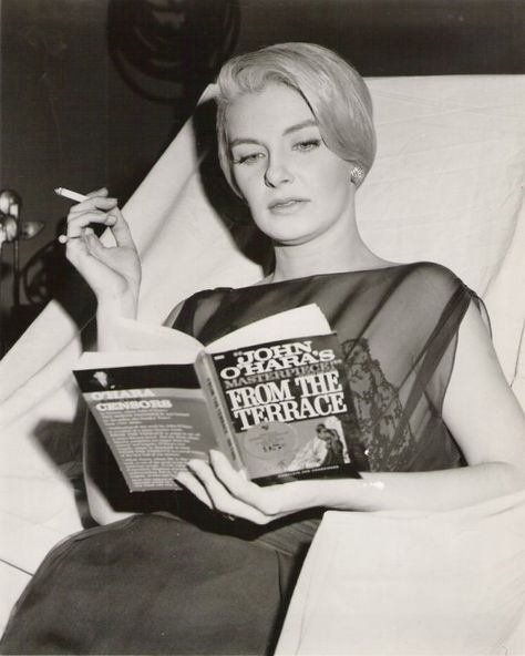 Paul Newman Joanne Woodward, Celebrities Reading, Joanne Woodward, People Reading, Women Reading, Book Rack, How To Read People, Sean Penn, I Love Cinema