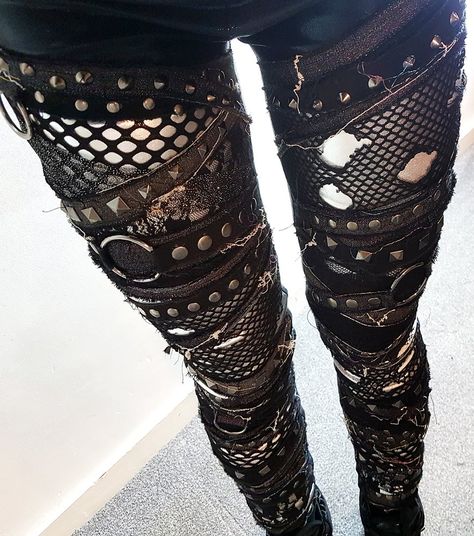 Rock N Roll Fashion, Goth Leggings, Rockstars Gf, Studded Leggings, Punk Fashion Diy, Goth Fits, Studs Diy, Heavy Metal Fashion, Goth Stuff