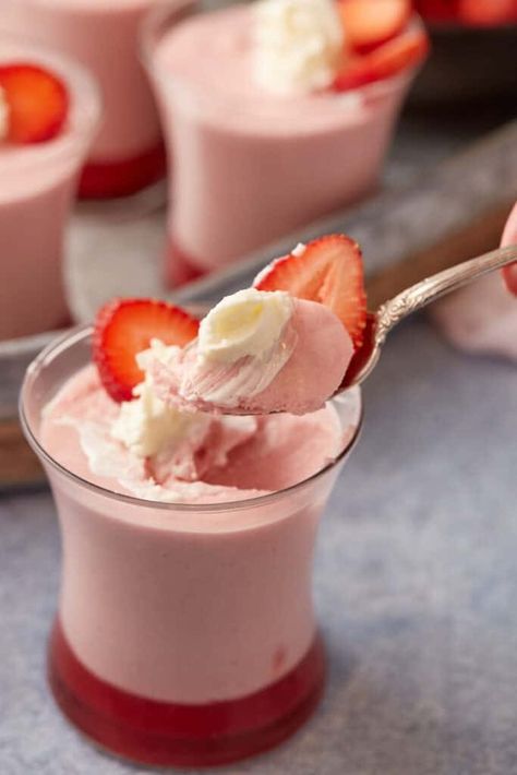 Creamy Strawberry Mousse With White Chocolate - easysoutherndesserts.com Chocolate Touch, Jiffy Mix Recipes, Strawberry Mousse Recipe, Strawberry Things, Homemade Doughnuts, Strawberry Mousse, Southern Desserts, Shortcake Recipe, Easter Desserts Recipes