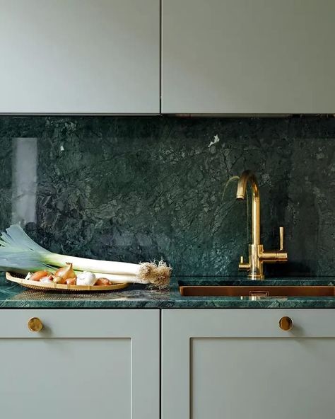 Green Kitchen Wall Ideas, Green Kitchen Countertops, Green Granite Kitchen, Green Kitchen Aesthetic, Kitchen Countertop Colors, Green Granite Countertops, Kitchen Wall Ideas, Materials Architecture, Green Countertops