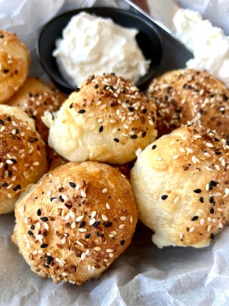 High Protein Bagel Bites - Cream Cheese Stuffed! - Fit Healthy Macros Macro Friendly Bagel Recipes, Protein Snack Prep, Things To Eat With Cream Cheese, High Protein Cream Cheese Recipes, Protein Bagels Low Carb, Protein Cream Cheese Recipes, High Protein Filling Snacks, Protein Salty Snacks, Cream Cheese Healthy Recipes