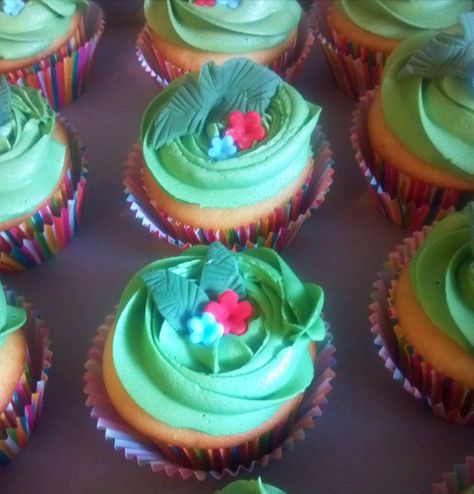 Companion jungle cupcakes Jungle Cupcake Ideas, Jungle Pull Apart Cupcakes, Jungle Book Cupcakes, Tarzan Cupcakes, Jungle Book Food, Jungle Theme Pull Apart Cupcakes, Tarzan Party, Jungle Theme Cupcakes, Jungle Book Cake