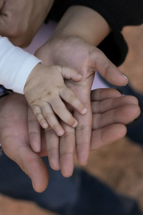 Mom Dad And Baby Aesthetic, New Born Baby Photo With Mom Dad, Baby Mom Dad Photography, Mom Dad And Toddler Photoshoot, Mom And Dad Aesthetic, Mom Dad Baby Photoshoot, Mom Dad And Baby Photoshoot, Born Baby Photos, Mom Dad And Baby