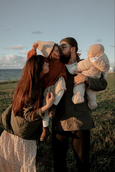 Family Of 4 Photo Outfits Fall, Forest Family Photoshoot Outfits, Family Of 5 Picture Poses, Family Pregnancy Photoshoot, Winter Maternity Shoot, Fall Family Outfits, Family Photography Outfits, Big Family Photos, Mini Photo Sessions