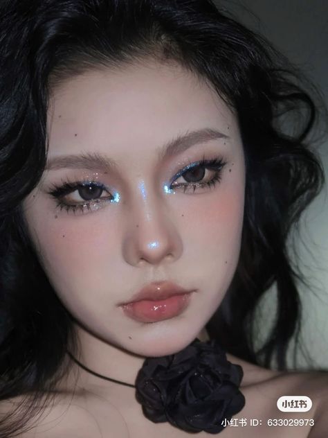 Blue Eye Makeup Asian, Navy Blue Douyin Makeup, Blue Highlighter Makeup, Blue Douyin Makeup, Dark Blue Makeup, Coachella Makeup, Monolid Makeup, Blue Makeup Looks, Galaxy Makeup