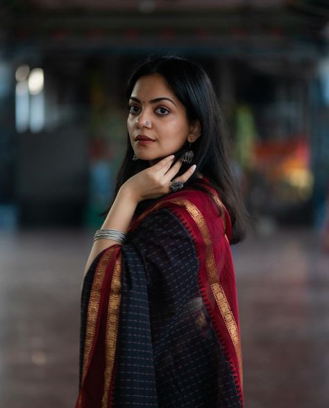 Saree Photoshoot Poses Studio, Saree Models Poses, Saree Shoot Ideas, Saree Pics Poses, Temple Photoshoot, Ahaana Krishna, Ilkal Saree, Traditional Poses, Saree Shoot