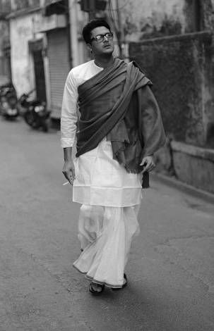 Vintage Indian Clothing Bengali Male Dress, Old Indian Clothes, Bengali Dhoti Kurta For Men, Indian Men Traditional Outfit, Indian Clothes Men, Lungi Mens Indian, Indian Style Men, Indian Aesthetic Men, Indian Man Aesthetic