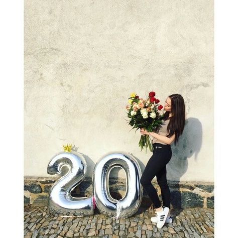 Twenty One Birthday, Photoshoot With Friends, Birthday Photo Ideas, Good Morning Kiss Images, Friends Ideas, Birthday Friends, Happy 20th Birthday, Birthday Goals, Cute Birthday Pictures