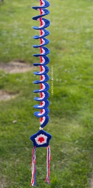 Star windspinner crochet pattern FREE Crochet Wind Spinners Free Pattern, Windspinner Crochet, Crochet Wind Spinner Free Pattern, Crochet Windspinners, Crochet Spinners, Crochet Spirals, Red White And Blue Crochet, White And Blue Crochet, Spiral Crochet Pattern