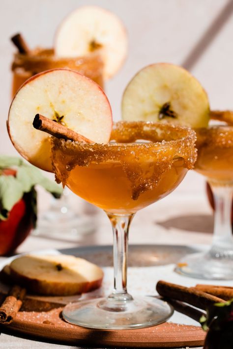 Apple Cinnamon Drink Cocktails, Elegant Drinks Aesthetic, Carving And Cocktails Party, Fall Cocktails Aesthetic, Apple Crisp Cocktail, Toffee Apple Cocktail, Caramel Apple Alcoholic Drinks, Fall Cocktail Aesthetic, Fall Apple Cocktails