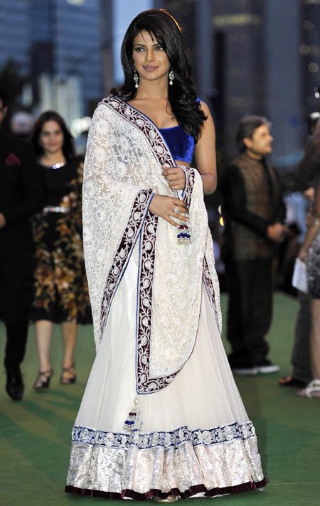 Priyanka Chopra Indian Bride Dresses, White Lehenga Choli, White Sari, Orang India, Sari Lehenga, Sabyasachi Sarees, White Lehenga, Saree Bollywood, Bollywood Lehenga