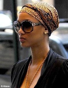 Summer Hat Style, 00s Mode, Scarf Summer, Head Wrap Styles, Hair Wrap Scarf, Hair Scarf Styles, Mode Turban, Head Scarf Styles, Tyra Banks