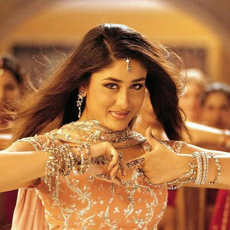 Kareena Kapoor Bole Chudiyan Outfit, Poo Aesthetic K3g, Bole Chudiyan Kareena Outfit, Poo K3g Outfits, K3g Aesthetic, Poo K3g, Pretty Zinta, Bollywood Aesthetic, 90s Bollywood Aesthetic