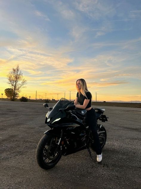 Motorbikes Women, Women Bikers, Means Of Transport, Female Motorcycle Riders, Motocross Love, Women Bike, Image Moto, Biker Photoshoot, Bike Aesthetic