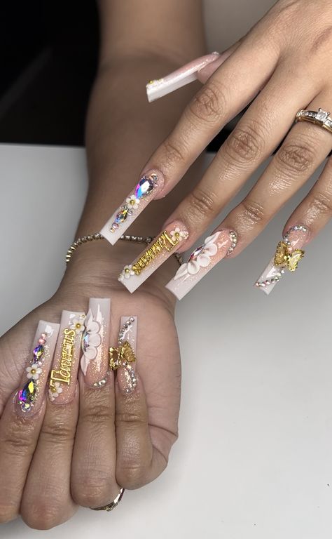 Taurus Nails Ideas, Birthday Nails With Zodiac Sign, 19th Birthday Nails Acrylic, Taurus Nail Ideas, Taurus Nails Designs Acrylic Birthday, Birthday Nail Set Ideas Taurus, Taurus Nails Designs Acrylic, Birthday Nails Gemini, June Birthday Nails